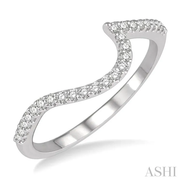 1/6 Ctw Crescent Shape Center Round Cut Diamond Wedding Band in 14K White Gold