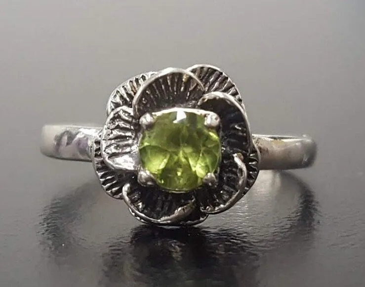 Green Flower Ring - Solitaire Peridot Ring - Vintage Rose Ring